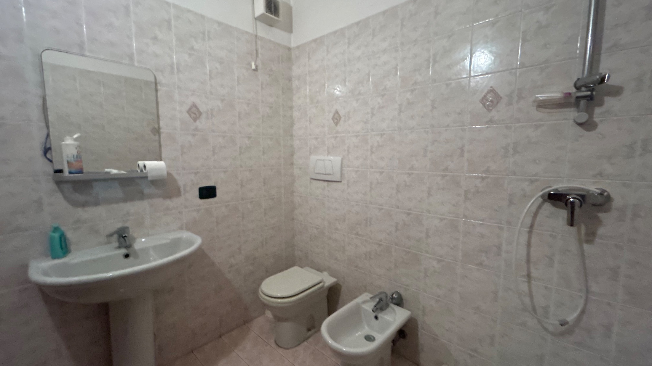 Locale Commerciale al piano Terra uso ufficio con doppio ingresso, Bussolengo