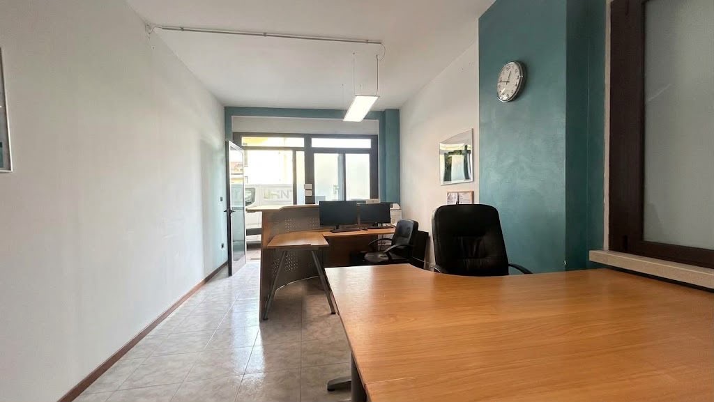 Locale Commerciale al piano Terra uso ufficio con doppio ingresso, Bussolengo